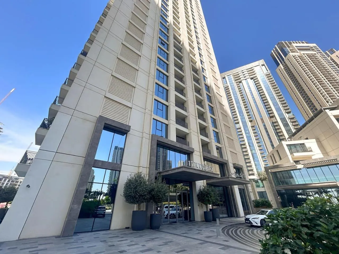 Apartament Large 1Br With Gym And Pool In Iconic Tower Dubaj 0*,