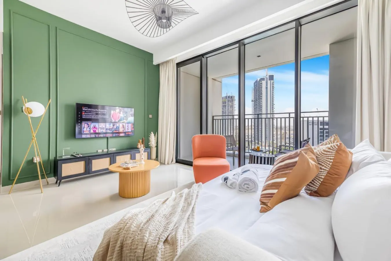 Apartament Large 1Br With Gym And Pool In Iconic Tower Dubaj