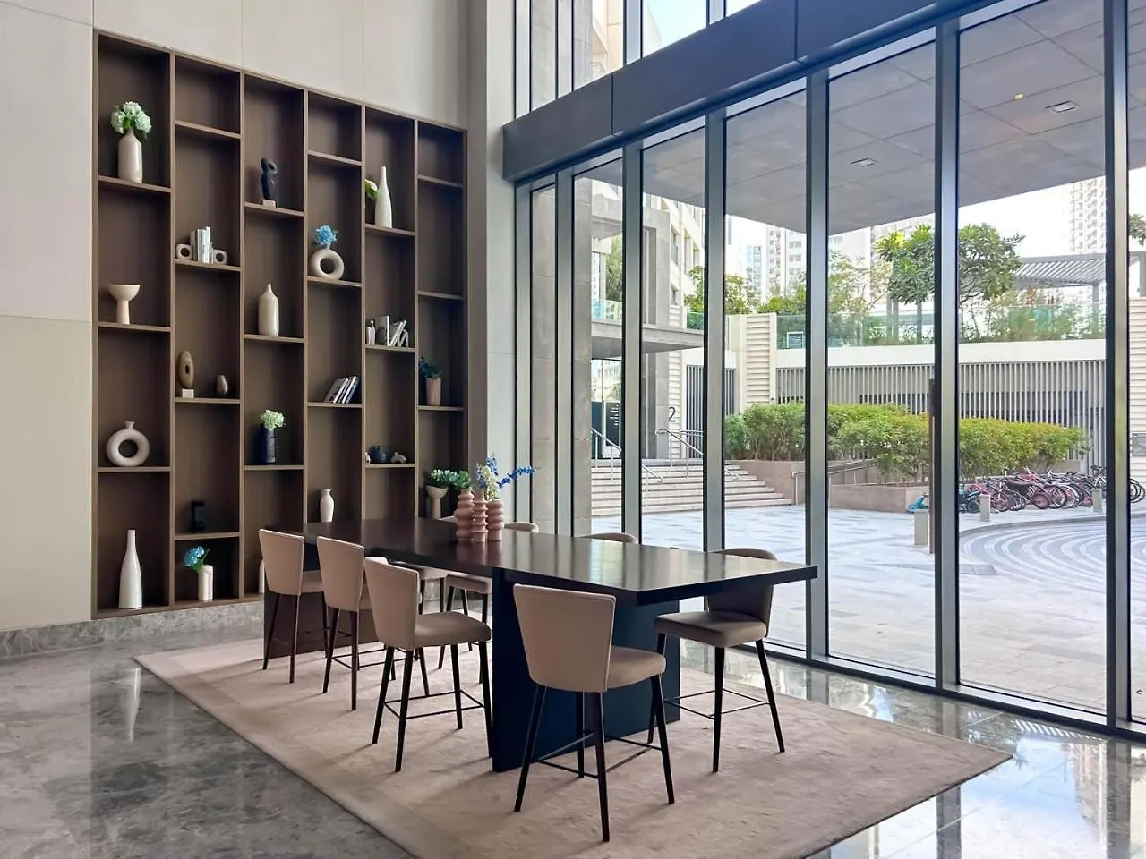 Apartament Large 1Br With Gym And Pool In Iconic Tower Dubaj