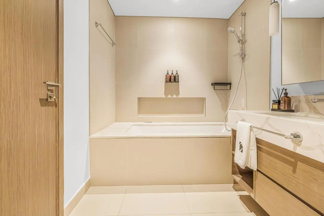 Apartament Large 1Br With Gym And Pool In Iconic Tower Dubaj Zjednoczone Emiraty Arabskie