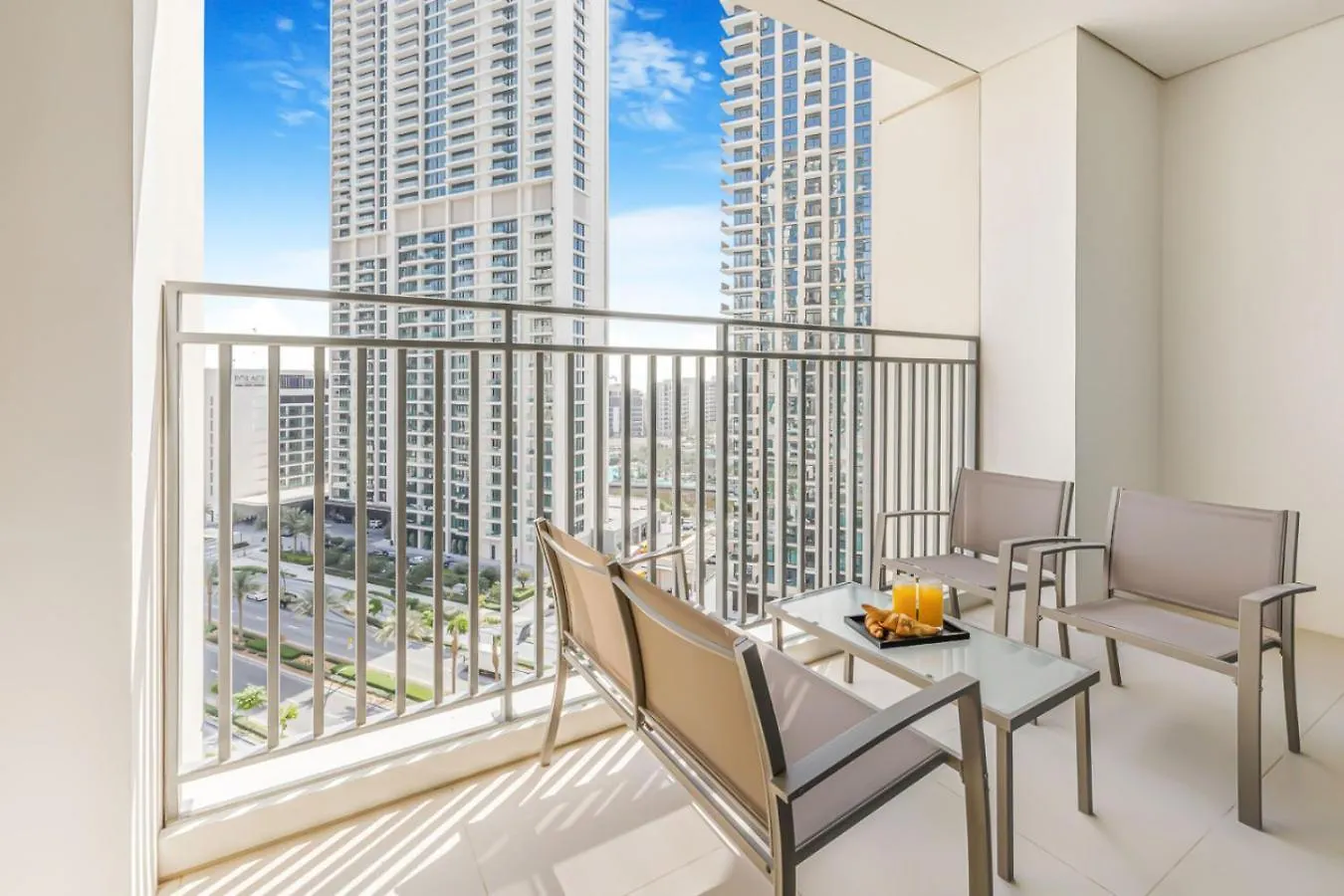 Apartament Large 1Br With Gym And Pool In Iconic Tower Dubaj