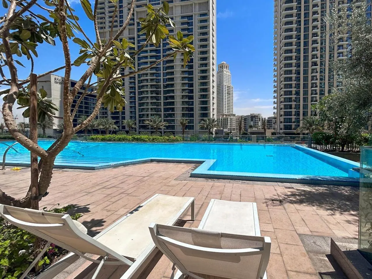 Apartament Large 1Br With Gym And Pool In Iconic Tower Dubaj