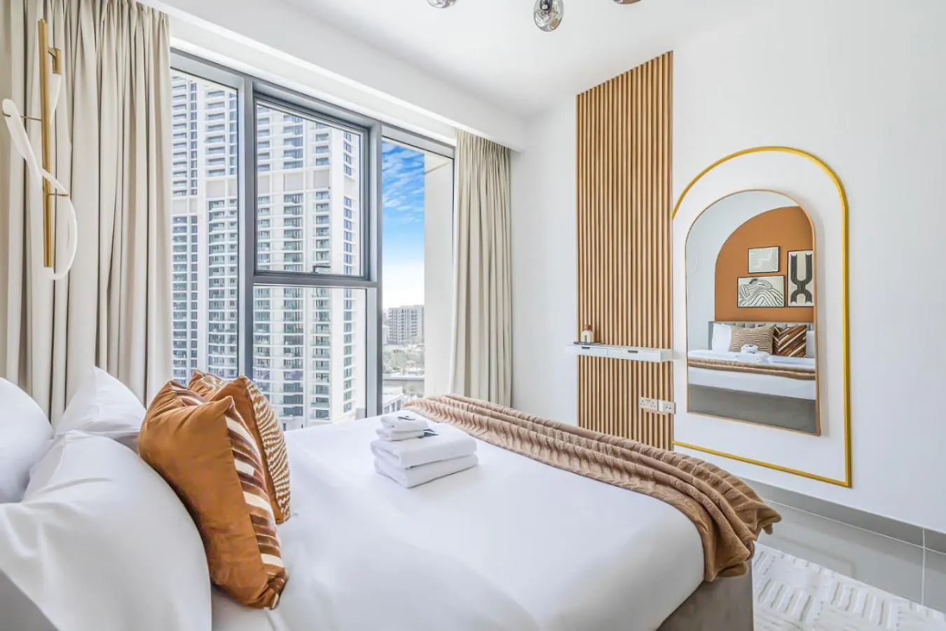 Apartament Large 1Br With Gym And Pool In Iconic Tower Dubaj 0*,