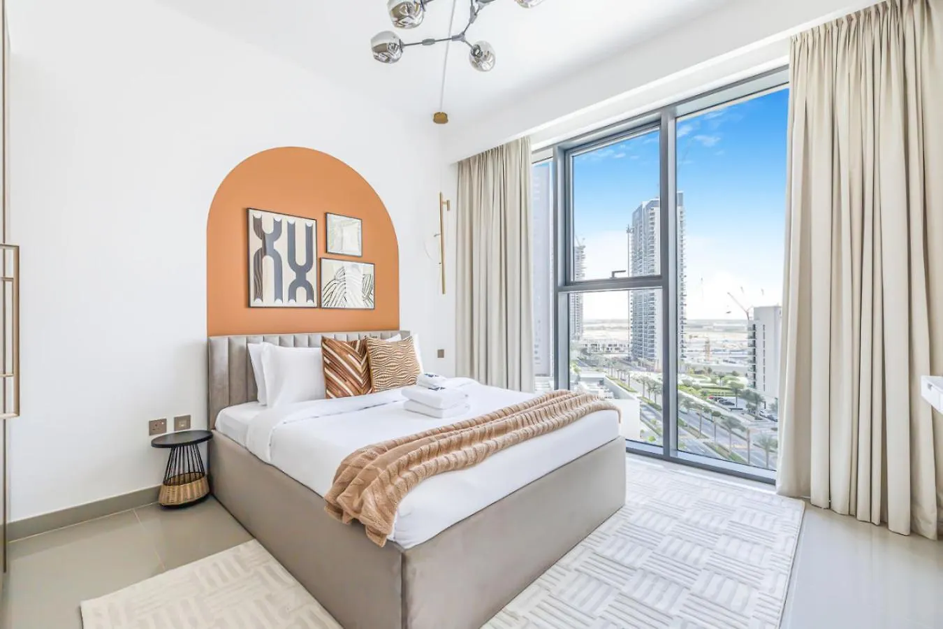 Apartament Large 1Br With Gym And Pool In Iconic Tower Dubaj