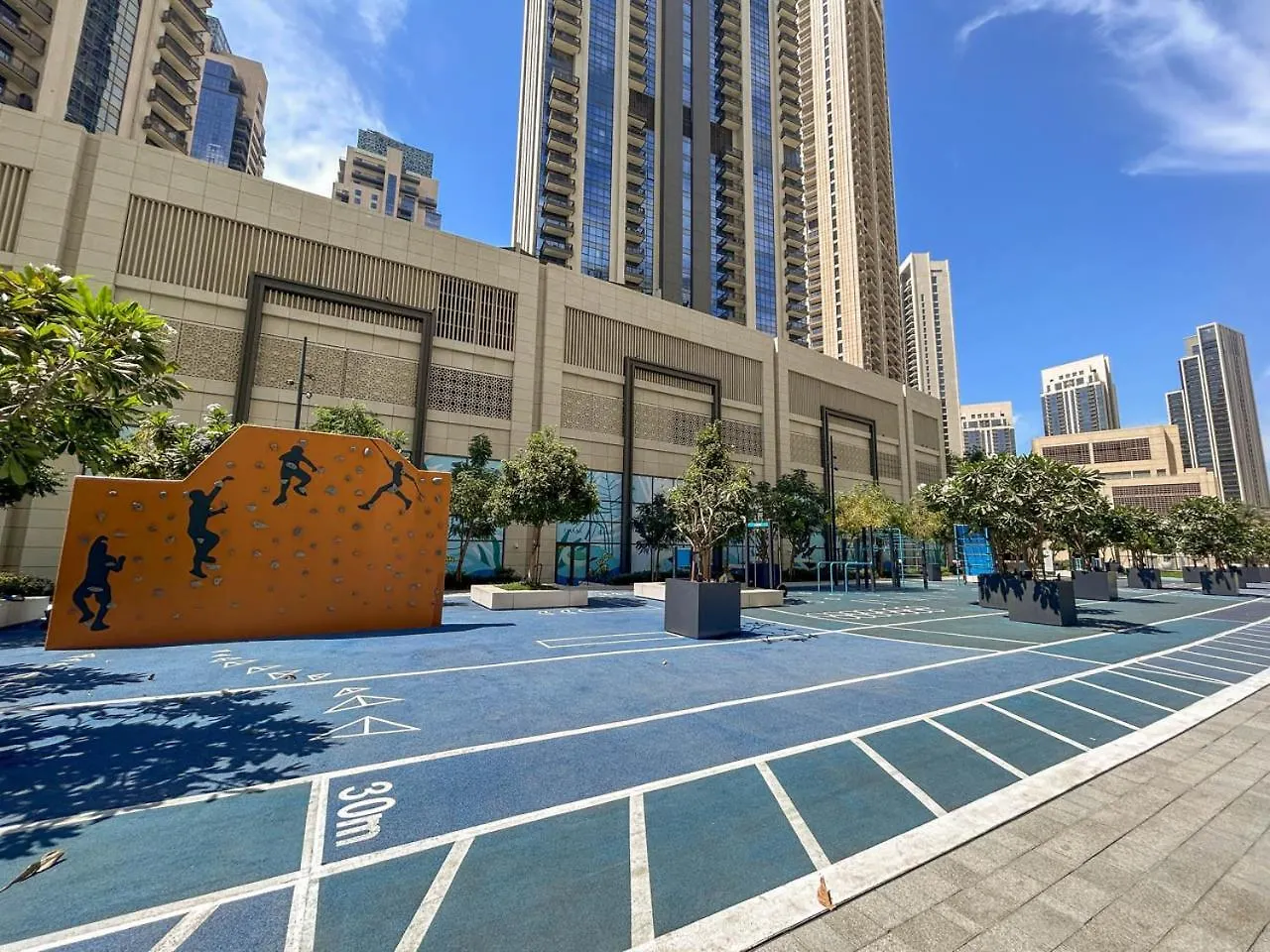 Apartament Large 1Br With Gym And Pool In Iconic Tower Dubaj