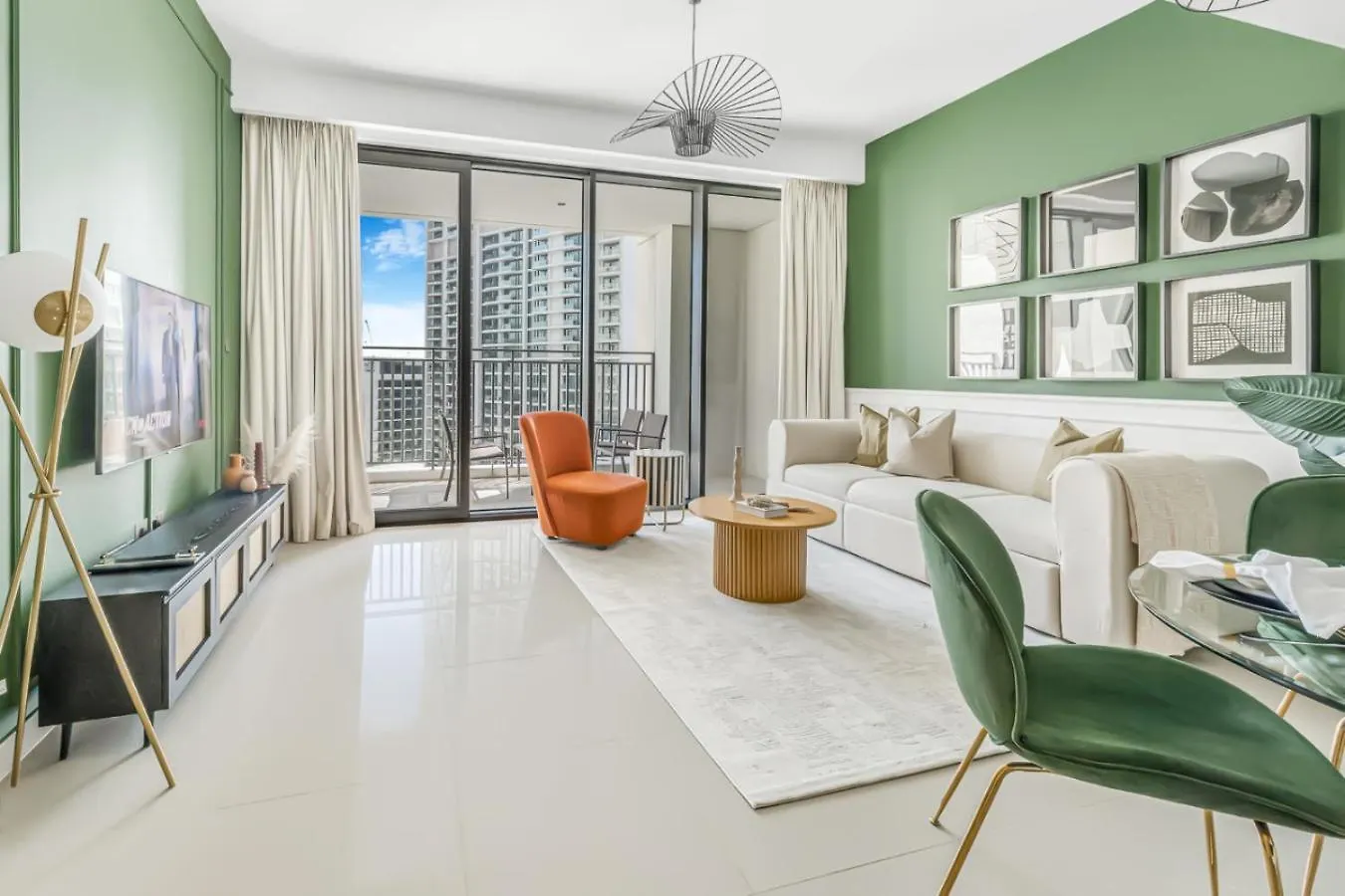 Apartament Large 1Br With Gym And Pool In Iconic Tower Dubaj