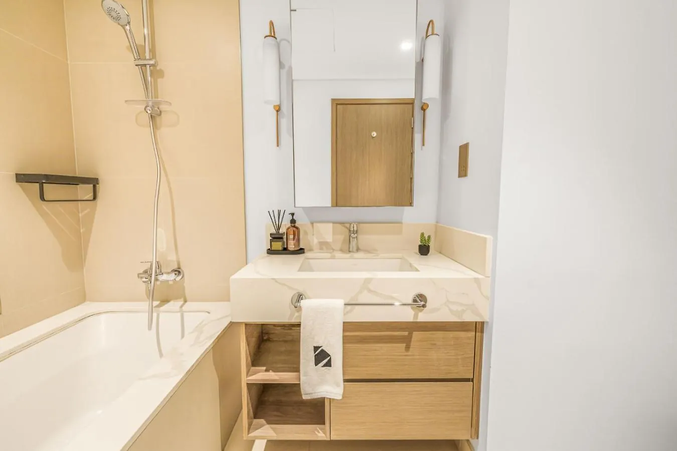 Large 1Br With Gym And Pool In Iconic Tower Apartman Dubaj