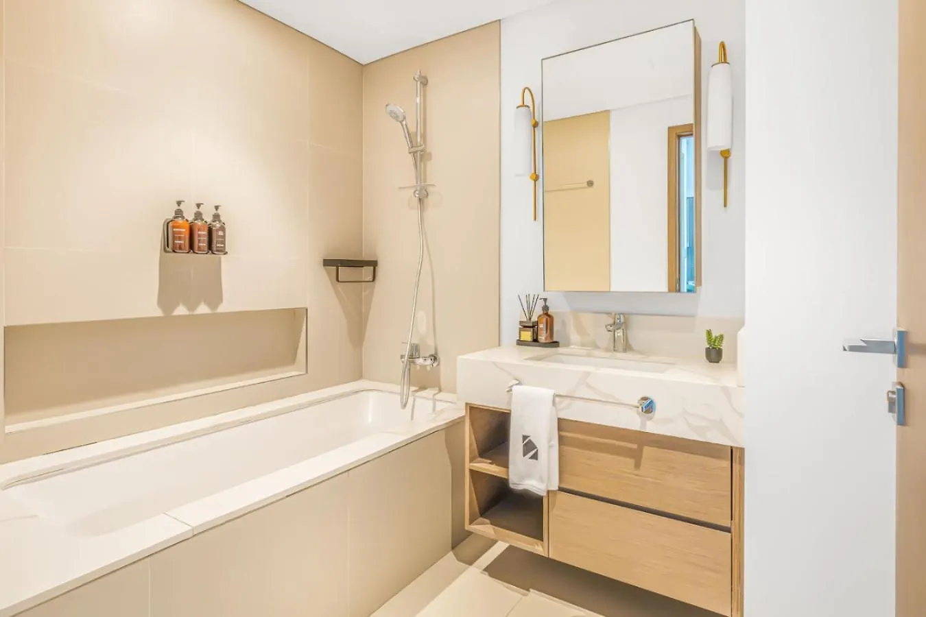 Large 1Br With Gym And Pool In Iconic Tower Apartman Dubaj